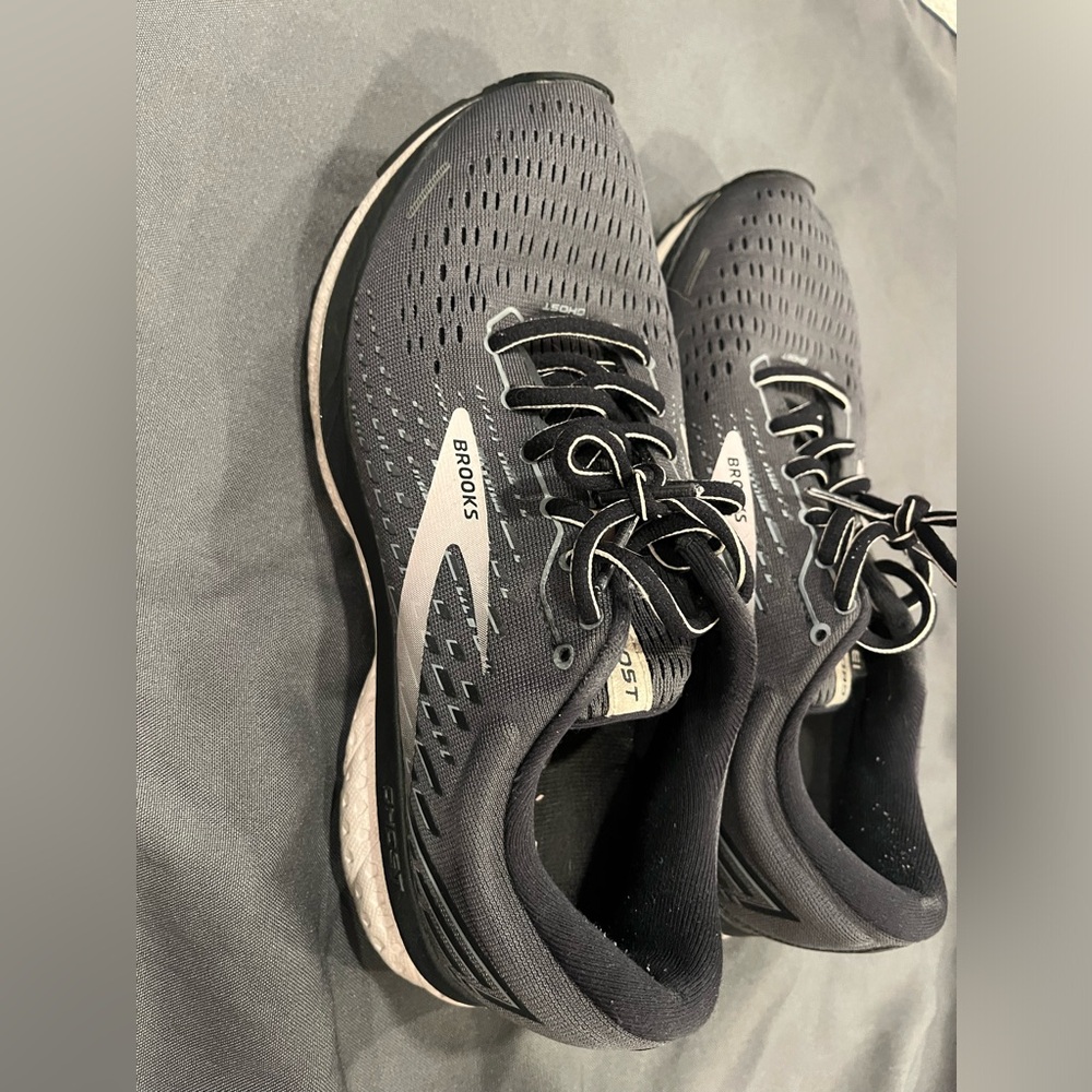 New Brooks woman sneakers size 8.5